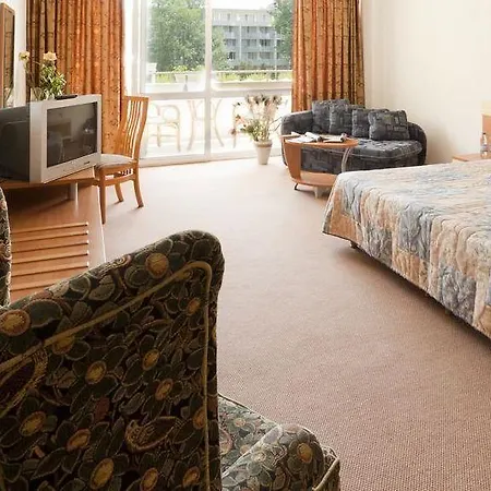 מלון Flora Park 4*