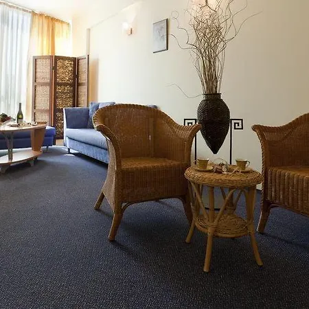 מלון Flora Park 4*